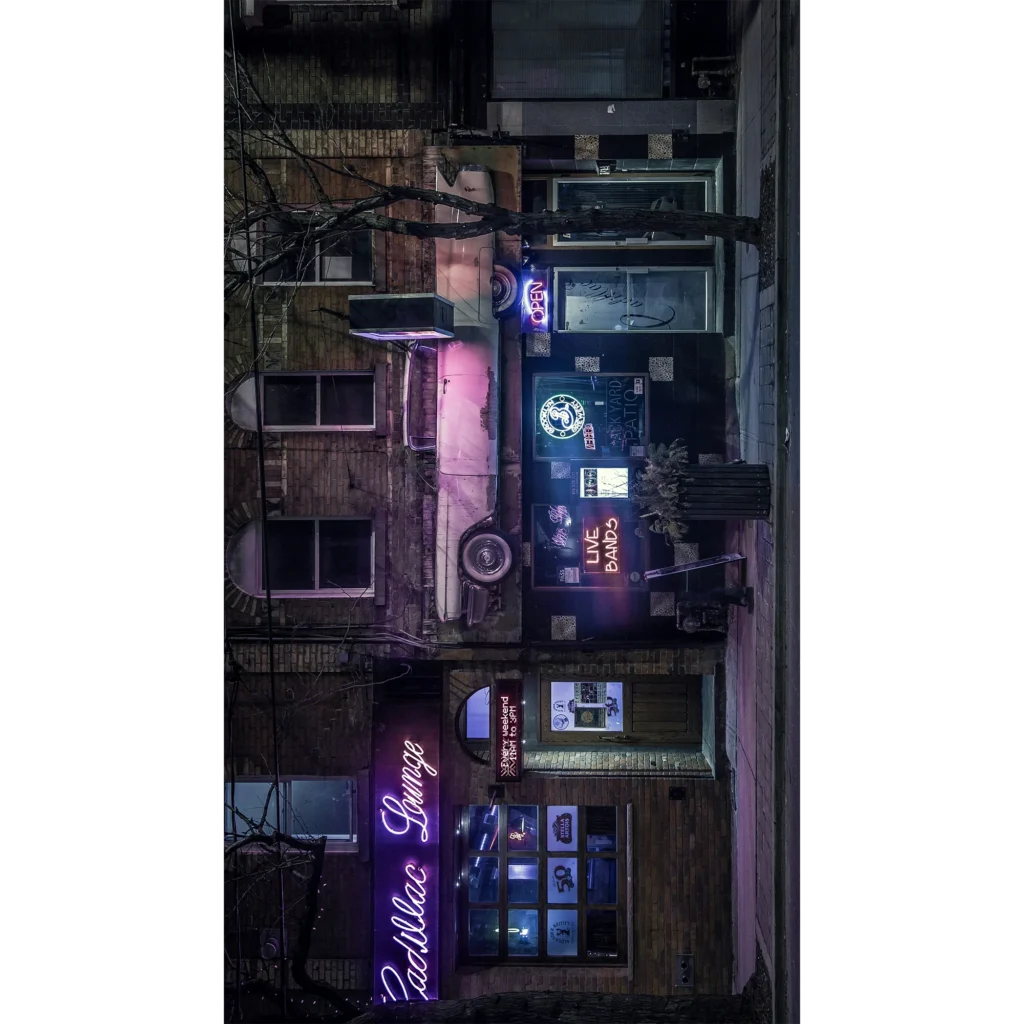 Eine Bar an der Seite einer Straße die lila beleuchtet ist