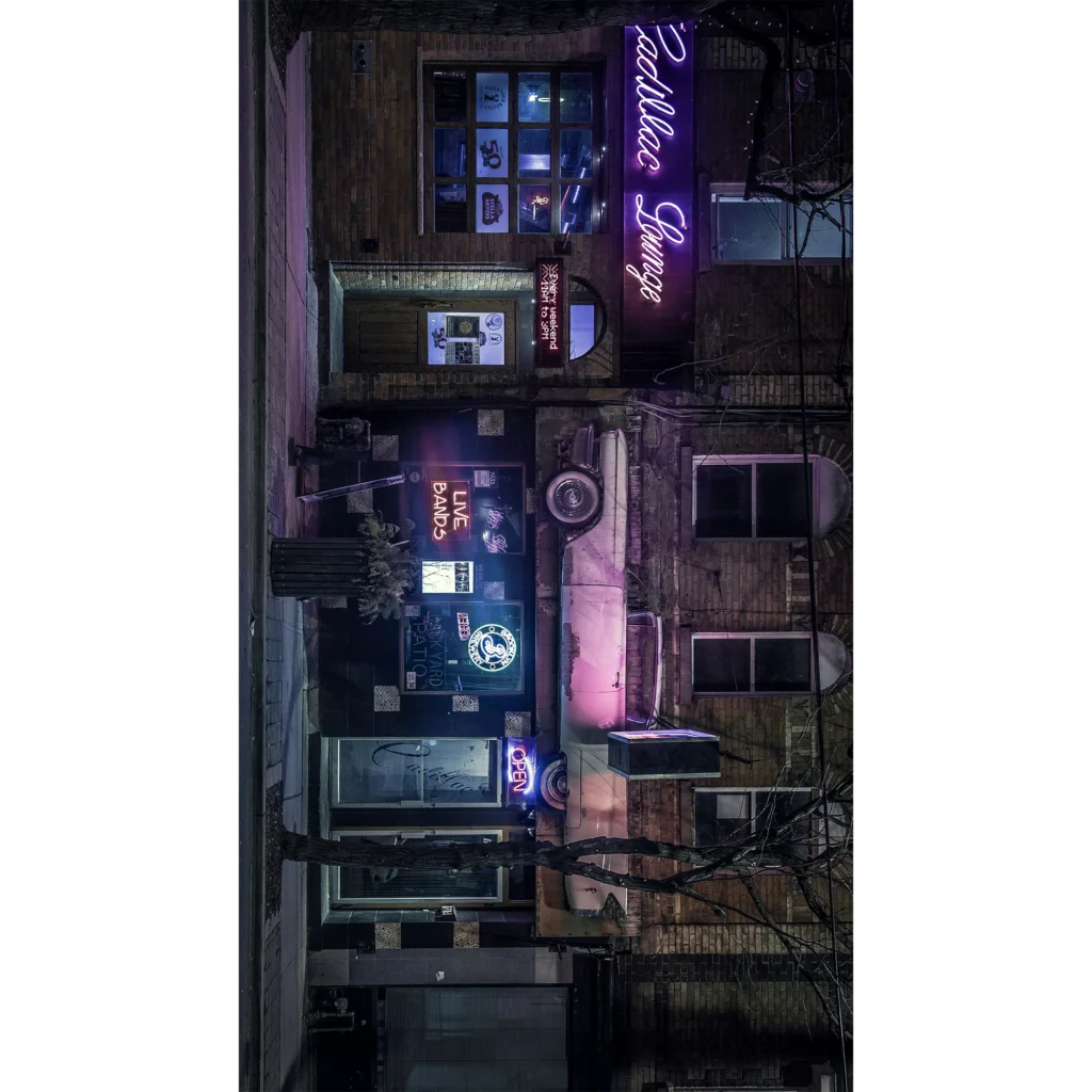 Eine Bar an der Seite einer Straße die lila beleuchtet ist