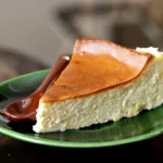 Ein Stück Käsekuchen auf einem grünen Teller
